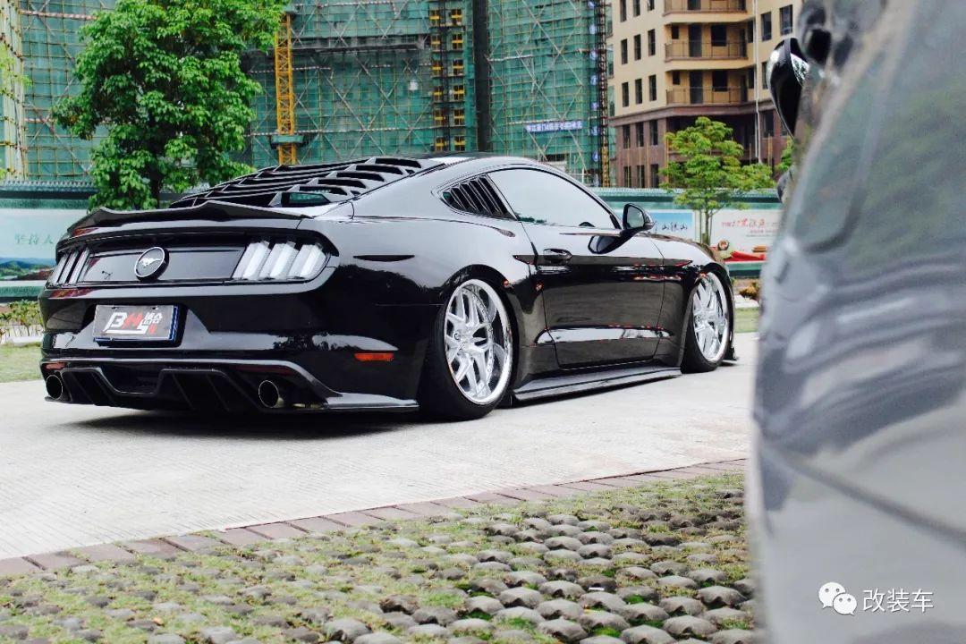 美系肌肉跑车福特Mustang，玩起低趴展示另类姿态！